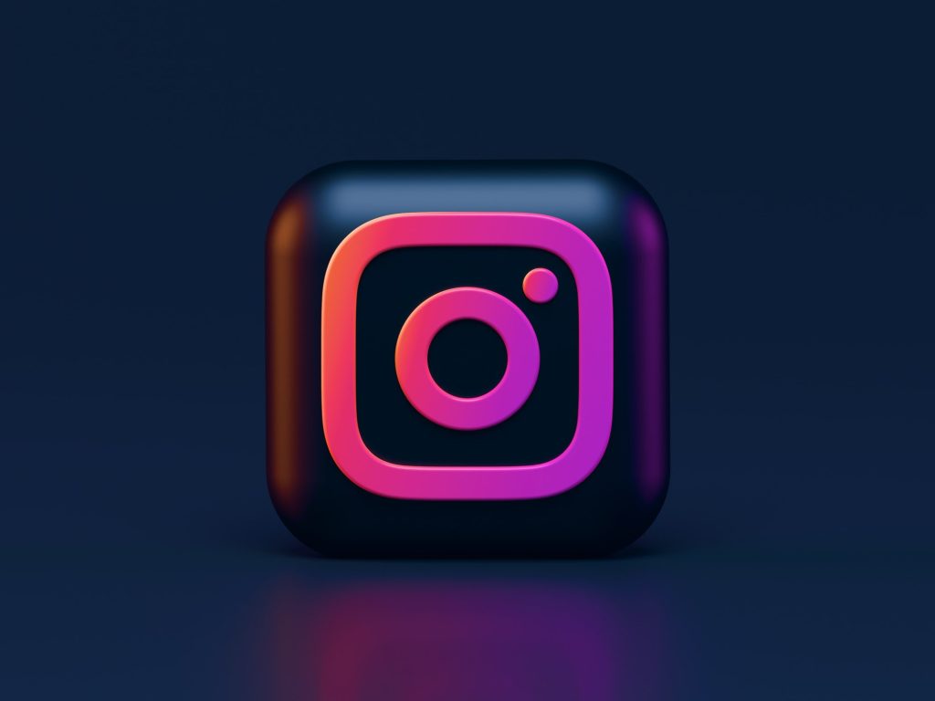 Une icône de stratégie Instagram sur un fond sombre.