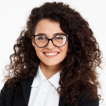 Une femme d'affaires portant des lunettes et un tailleur.