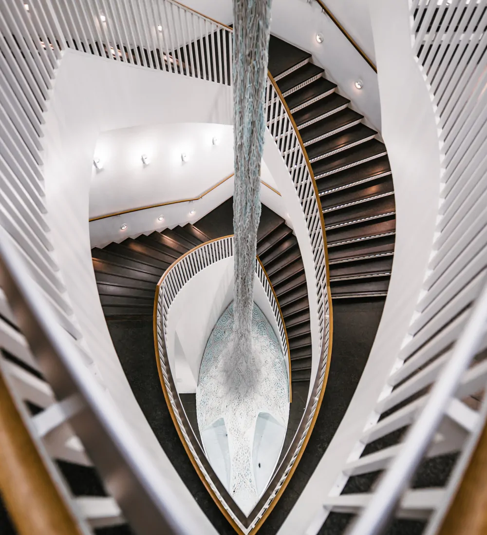 Image d'un escalier en colimaçon dans un bâtiment de papeterie personnalisé.