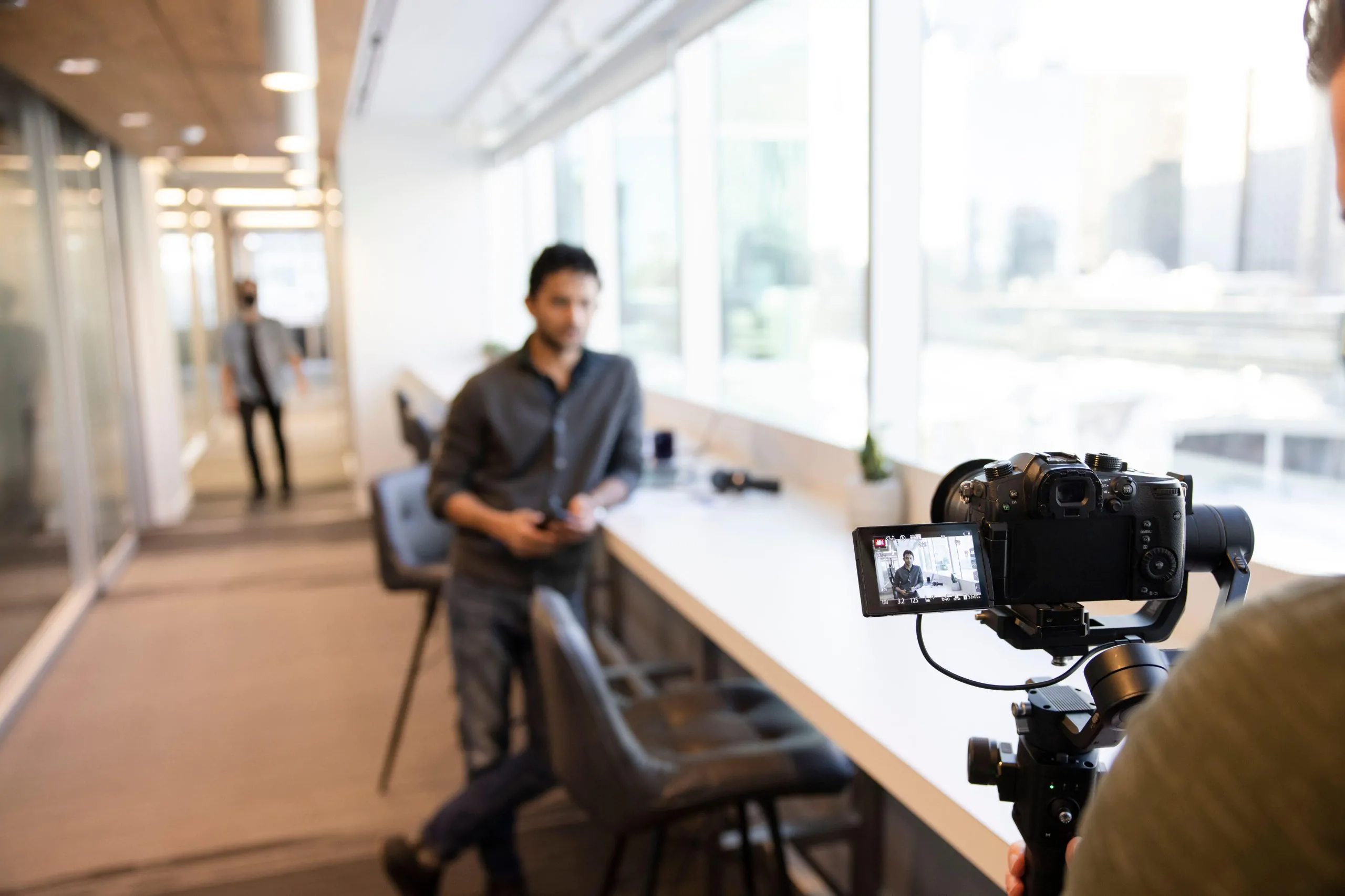 Un homme filme un projet de marketing vidéo dans un bureau.