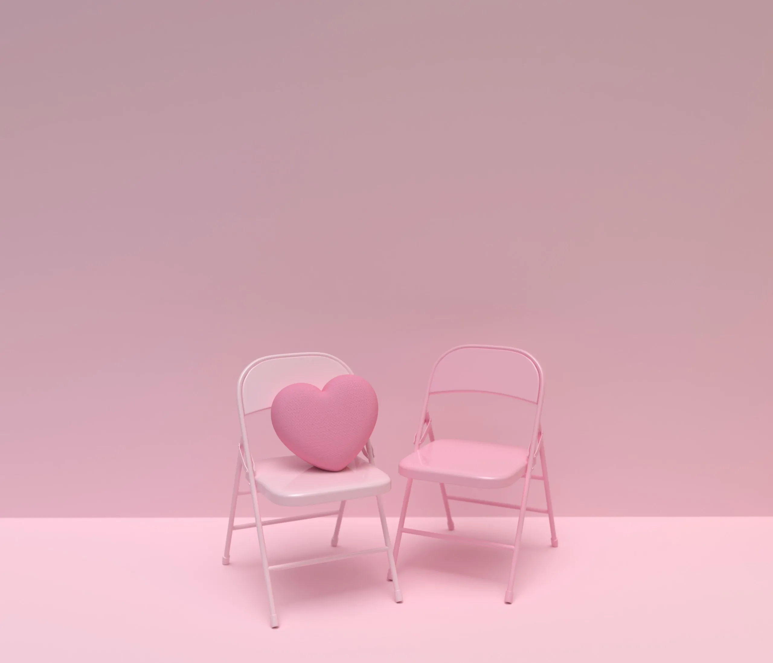 Deux chaises pliantes roses avec un cœur dessus.
