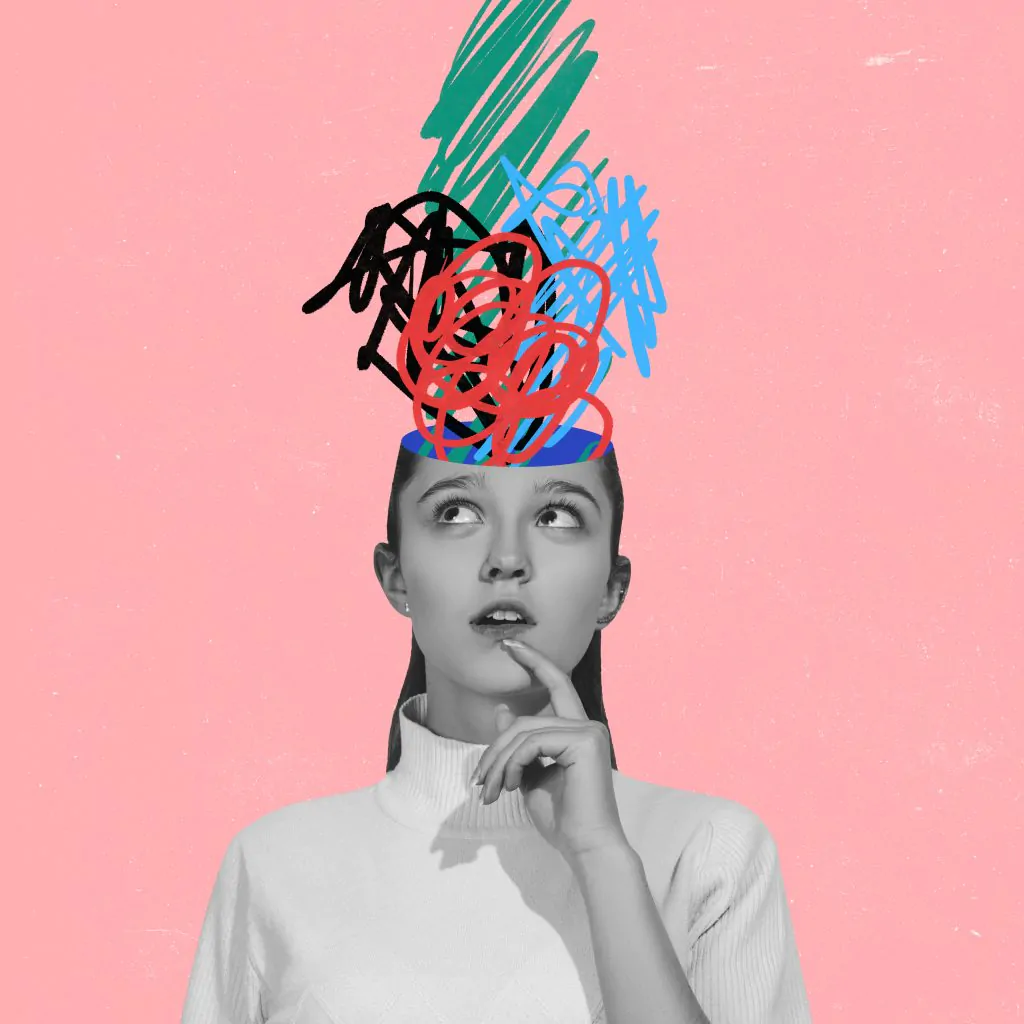 Une femme avec une main sur la tête et une idée de logo esquissée sur un morceau de papier sur sa tête.