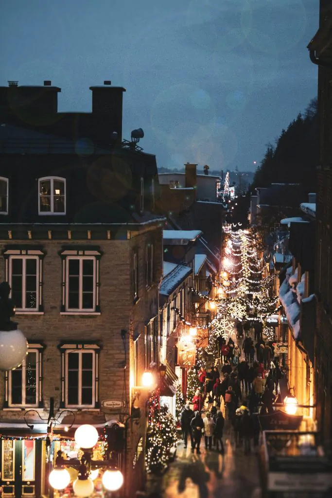 Au Québec, une rue locale est illuminée par des guirlandes de Noël, ce qui améliore sa visibilité en matière de référencement.