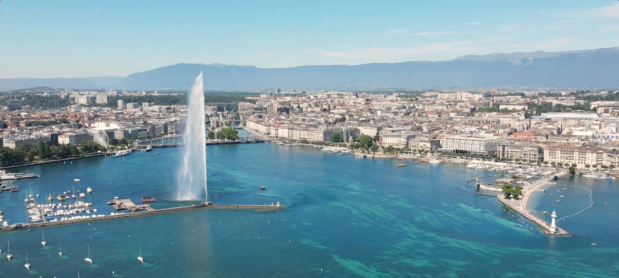 Une vue aérienne de la ville réalisée par une agence de marketing à Genève révèle l'essence suisse.